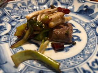 お取引先の赤坂料亭月居さまで、弊社の鹿が、鹿肉と鹿スープとなりご提供されています✨
ありがとうございます😊